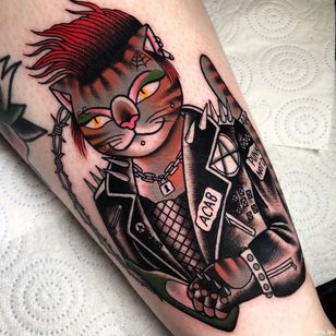 Tatuajes femeninos - Tatuaje de gato por Iris Lys #IrisLys #FemaleTattooers #ladytattooers #ladytattooartist #femaletattooartist #cattattoo #cat #punk #acab #anarchy #leg
