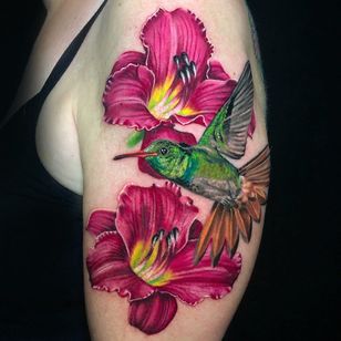 Tatuadores femeninos - Tatuaje de flor y colibrí por Megan Massacre #MeganMassacre #FemaleTattooers #ladytattooers #ladytattooartist #femaletattooartist #realism #realistic #flower #hummingbird #bird #arm