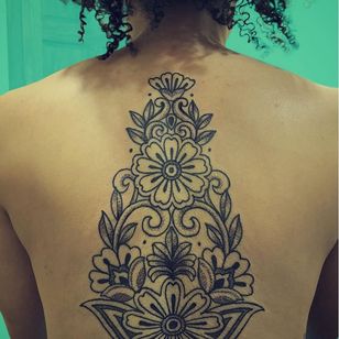 Tatuajes femeninos - Tatuaje de patrón por Kandace Layne #KandaceLayne #FemaleTattooers #ladytattooers #ladytattooartist #femaletattooartist #ornamental #floral #flower #pattern #dotwork #mandala #back