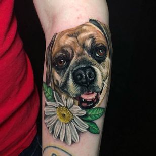 Tatuadores femeninos - Retrato de cachorro y tatuaje de flores por Megan Massacre #MeganMassacre #FemaleTattooers #ladytattooers #ladytattooartist #femaletattooartist #realism #realistic #dog #petportrait #flower #floral #arm