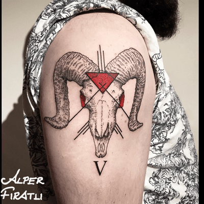 💀 . For custom designs and booking; alperfiratli@gmail.com ... #linework #tattoo #tattooartist #blacktattoo #tattooidea #art #tattooart #tattoooftheday #ink #inked #customtattoo #customdesign #tattooist #engraving #crosshatching #ram #ramskull #skull #lucifer #sigiloflucifer #skulltattoo 