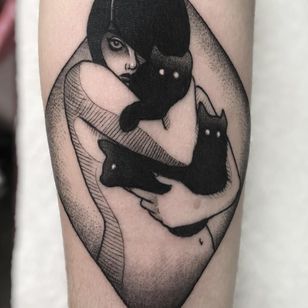 Tatuajes femeninos - Tatuaje de retrato de gato por Alisha Gory #AlishaGory #FemaleTattooers #ladytattooers #ladytattooartist #femaletattooartist #darkart #portrait #cats #illustrative #arm