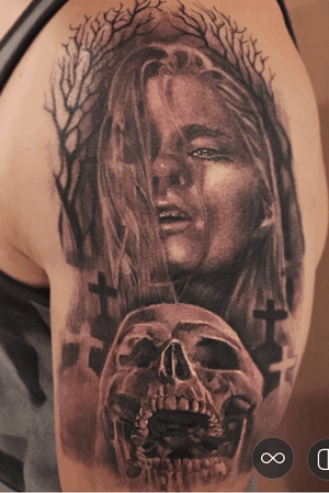 Black and grey tattoo portairt female and skull 