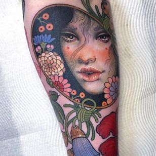 Tatuadores femeninos - Tatuaje de abanico de flores y retrato de Hannah Flowers #HannahFlowers #FemaleTattooers #ladytattooers #ladytattooartist #femaletattooartist #arm #portrait #fan #flower #floral #ladyhead #artnouveau