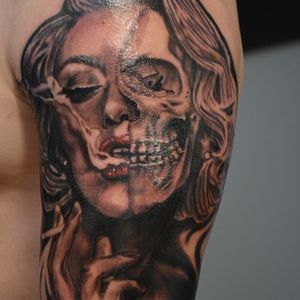 Realistic Marilyn Monroe and skull piece 