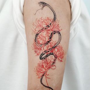 Hermoso tatuaje de Bium Tattoo #BiumTattoo #beautifultattoos #beautifultattoo #beautiful #tattooidea #besttattoo #awesometattoo #cooltattoo #illustrative #snake #linework #flower #floral #nature #arm