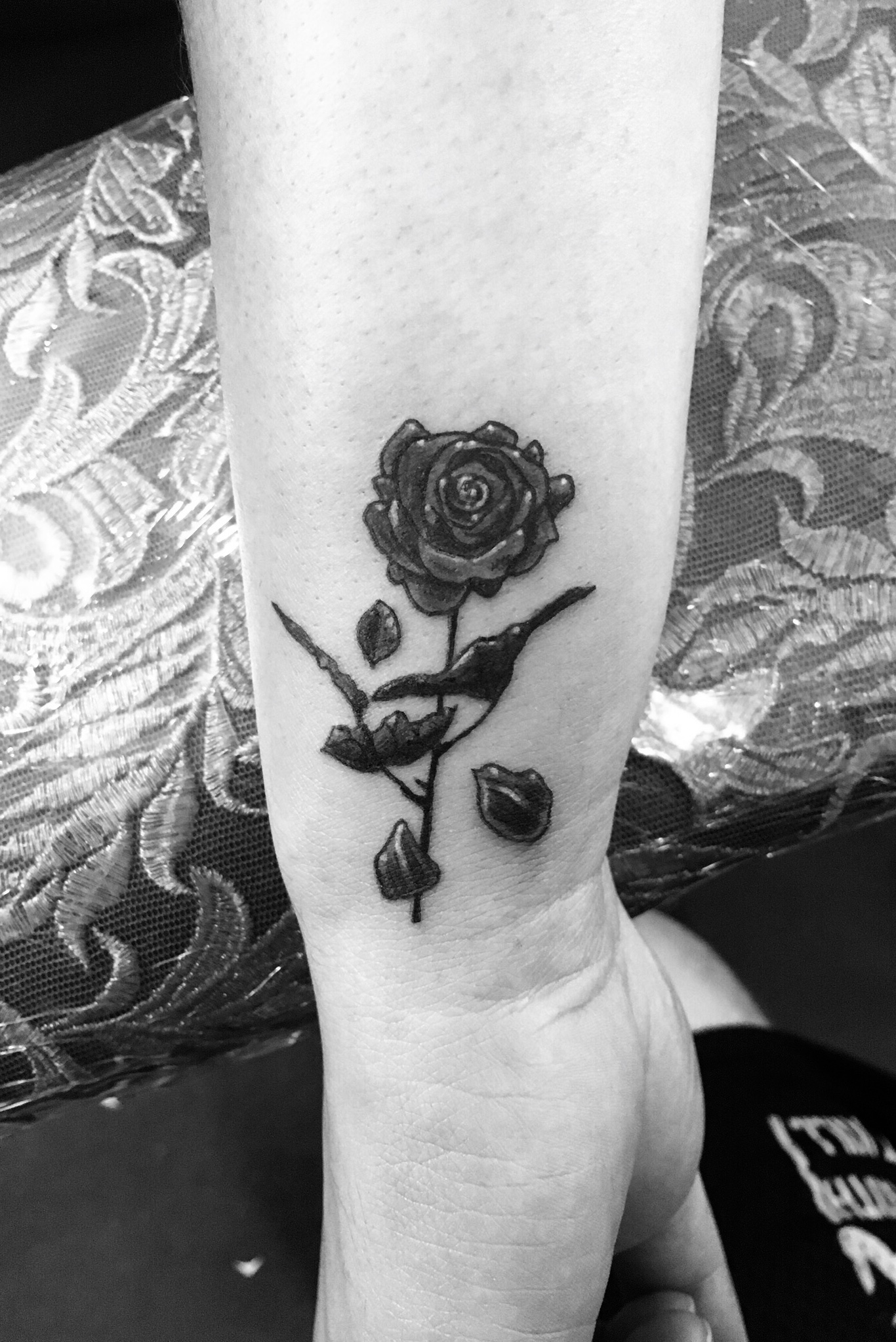 Tattoo uploaded by Andrade Ink Tattoo e Piercing • Tatuagem de rosa na mão  #rose #rosetattoo #hand #handtattoo • Tattoodo