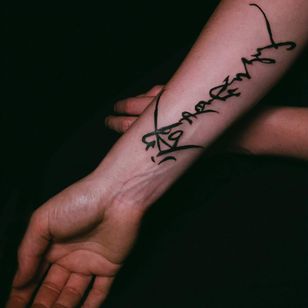 Hermoso tatuaje de Shantel Liao #ShantelLiao #beautifultattoos #beautifultattoo #beautiful #tattooidea #besttattoo #awesometattoo #cooltattoo #calligraphy #letters #brush strokes #blackwork #arm