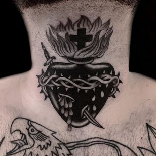Hermoso tatuaje de Austin Maples #AustinMaples #beautifultattoos #beautifultattoo #beautiful #tattooidea #besttattoo #awesometattoo #cooltattoo #traditional #sacredheart #cross #fire #thorns #blood #neck