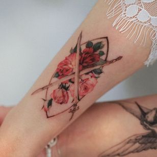Hermoso tatuaje de Woohwa Fable #WoohwaFable #Woohwa #beautifultattoos #beautifultattoo #beautiful #tattooidea #besttattoo #awesometattoo #cooltattoo #illustrative #rose #swords #flower #floral #arm