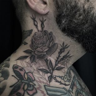 Hermoso tatuaje de Zac Scheinbaum #ZacScheinbaum #beautifultattoos #beautifultattoo #beautifultattoo #beautifultattoo #beautiful #tattooidea #besttattoo #awesometattoo #cooltattoo #illustrative #spider #spider #rose #thorn #throat