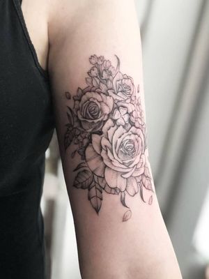 Delicate roses, lilacs, and a 4 leaf clover
