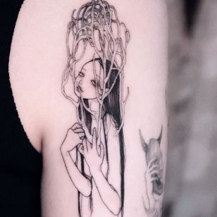 Hermoso tatuaje de Zihae #Zihae #beautifultattoos #beautifultattoo #beautiful #tattooidea #besttattoo #awesometattoo #cooltattoo #portrait #tree #girl #illustrative #sketch #arm