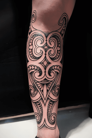  Maori customizing tattoo.