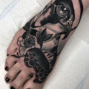 Hermoso tatuaje de Lorena Morato #LorenaMorato #beautifultattoos #beautifultattoo #beautiful #tattooidea #besttattoo #awesometattoo #cooltattoo #falcon #bird #feathers #flower #floral #neotraditional #foot