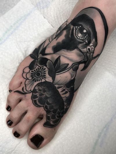 Beautiful tattoo by Lorena Morato #LorenaMorato #beautifultattoos #beautifultattoo #beautiful #tattooidea #besttattoo #awesometattoo #cooltattoo #falcon #bird #feathers #flower #floral #neotraditional #foot
