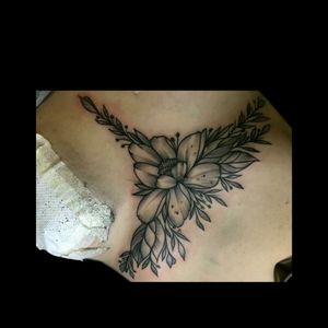 Underboob de hoy 😊 #tattoo #inked #ink #tattooer #underboob #botanicaltattoo #flores #florestattoo #botanic #botanicboobs #linework #lineas #whioeshading #whipeshadingtattoo #luchotattoo #luchotattooer
