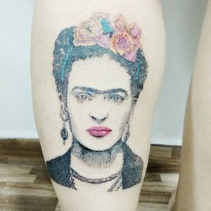 Essa tatuagem eu fiz para um workshop de pontilhismo. Frida Kahlo. Ficha técnica Máquina EI Electra Bico 3rl Electric Ink Agulha 3rl Black Cat #fridakahlo #fridakahlotattoo #dotworktattoo #dotwork #tatuadorasantista #TatuadoraBrasileira 