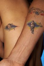 Tattoo pareja cohete y planeta con fondo acuarelas by Sigrid Mira 