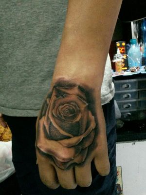 Rosa Tattoo ✋👉🌹-Black & Gray-3H #rosestattoo #tattooart #blackandgreytattoo #inkmaikl 