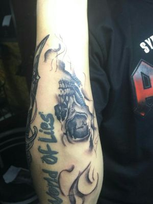 Skull Tattoo 💀-Black & Gray #tattooart #tattoofriend #DarkArt #peruvianTattoo #skulltattoo 