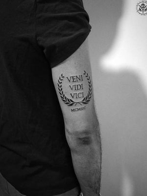 VENI. VIDI. VICI. And laurel wreath. DM for appointments! 🗯️ Done at  @geert_tatouage_piercing #tattooidea #tattoo #tattoolovers…