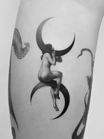 Good tattoo design by Pawel Indulski #PawelIndulski #goodtattoodesigns #goodtattoodesign #tattoodesign #besttattoo #lady #pinup #moon #crescentmoon #blackandgrey #leg