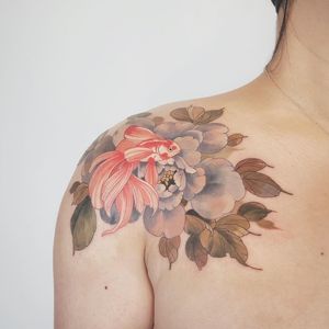 Good tattoo design by Kubrick Good #KubrickGood #goodtattoodesigns #goodtattoodesign #tattoodesign #besttattoo #peony #fish #leaves #flower #floral #nature #shoulder