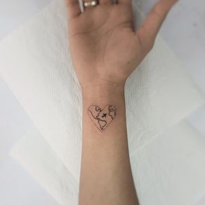 Primeira tattoo da nossa amiga Tays! Obrigado pela confiança novamente! ✍️✈️Faça já seu orçamento! (62) 9 9326.8279#tattoo #ink #blackwork #tattoolife #Tatuadouro #love #inkedgirls #Tatouage #eletricink #igtattoo #fineline #draw #tattooing #tattoo2me #tattooart #instatattoo #tatuajes #blackink #trip #triptattoo #travel #TravelTattoo #smalltattoo #tatuagem #tatuagemdelicada #womantattoo #tatuagemfeminina 