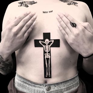 Tatuaje de esqueleto de Derick Montez basado en un diseño de Austin Maples #DerickMontez #AustinMaples #skeleton tattoos # skeleton tattoo #bone #bones # skull # death #anatomy #anatomical #cross #blackwork #mave