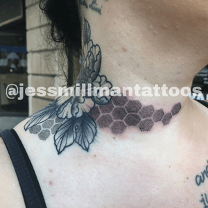 Dotwork honeycomb addition to the neck. Peony + other honeycomb healed 2 weeks.