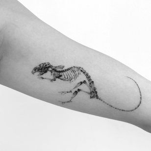 Tatuaje de esqueleto por Youngtatsyou #Youngtatsyou #skeletonattoos #skeletonattoo #bone #bones # skull # dead #anatomy #anatomical #dinosaur #black gray #fineline #dino #illustrative #arm