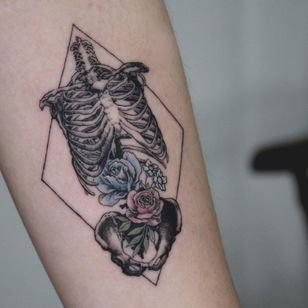 Tatuaje de esqueleto por Ludy Tattoo #LudyTattoo #skeleton tattoos #skeleton tattoo #bone #bones # skull # death #anatomy #anatomical #illustrative #rose #flower #flowered #diamant #arm