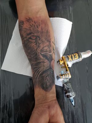 Tattoo do cliente Tarcísio, metade da cara do Leão, escolha do cliente.
