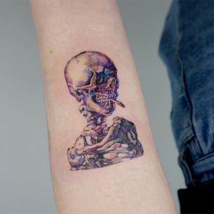 Skeleton Tattoo por Tattooer Manda #TattooerManda #skeletonattoos #skeletonattoo #bone #bones # skull # death #anatomy #anatomical #vangogh #watercolor #color #illustrative #arm