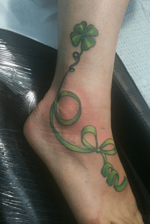 My costumer already had the clover she wanted to add some ornemental in color with a knot i came up with design to fit her ankle and the top of her foot 