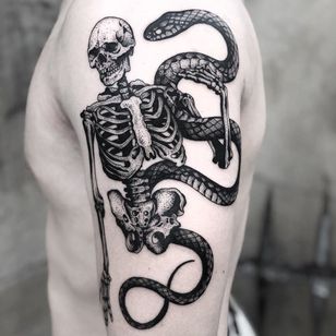 Tatuaje esqueleto de Bellesetbuth #Bellesetbuth #skeleton tattoos #skeleton tattoo #bone #bones # skull # death #anatomy #anatomical #snake #reptile #blackwork #dotwork #illustrative #arm