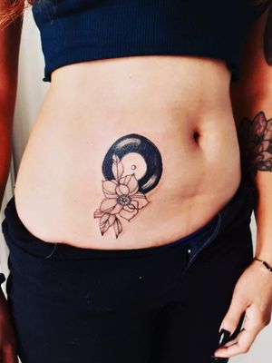 Vinyl & Flower #ink #inked #inkedgirl #inkedlife #inkedup #inkedwoman #tattoogirl #tattoowoman #femaletattoo #femaletattooartist #vinyllove #vinyltattoo #womensempowerment #work #artwork #ensenada #bajacalifornia #mexico 