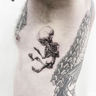 Tatuaje de esqueleto de Hayden Yu #HaydenYu #skeleton tattoos #skeleton tattoo #bone #bones # skull # death #anatomy #anatomical #side #ribs #fetus #darkart #illustrative #black gray #illustrative
