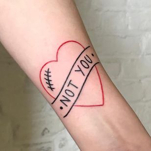 Tatuaje tradicional femenino de Courtney Lloyd #CourtneyLloyd #FemmeFatale #Traditionaltattoo #GirlyTraditional #Traditional #newschool #color #tattooartist #London #UK #heart #banner #notyou #valentine #arm