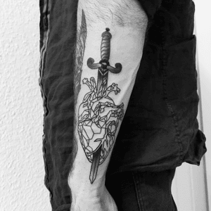 Die Last auf dem Herz.🗡🗡🗡 #tattoo #tattoos #tattooartist #inked #hearttattoo #blackwork #blackandgray #artwork #Heidelberg #mannheim #frankfurt #stuttgart #germany