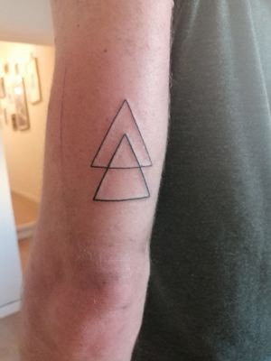 Fine line work .Geometry . Triangles . Small tattoos . @fredericoventura 