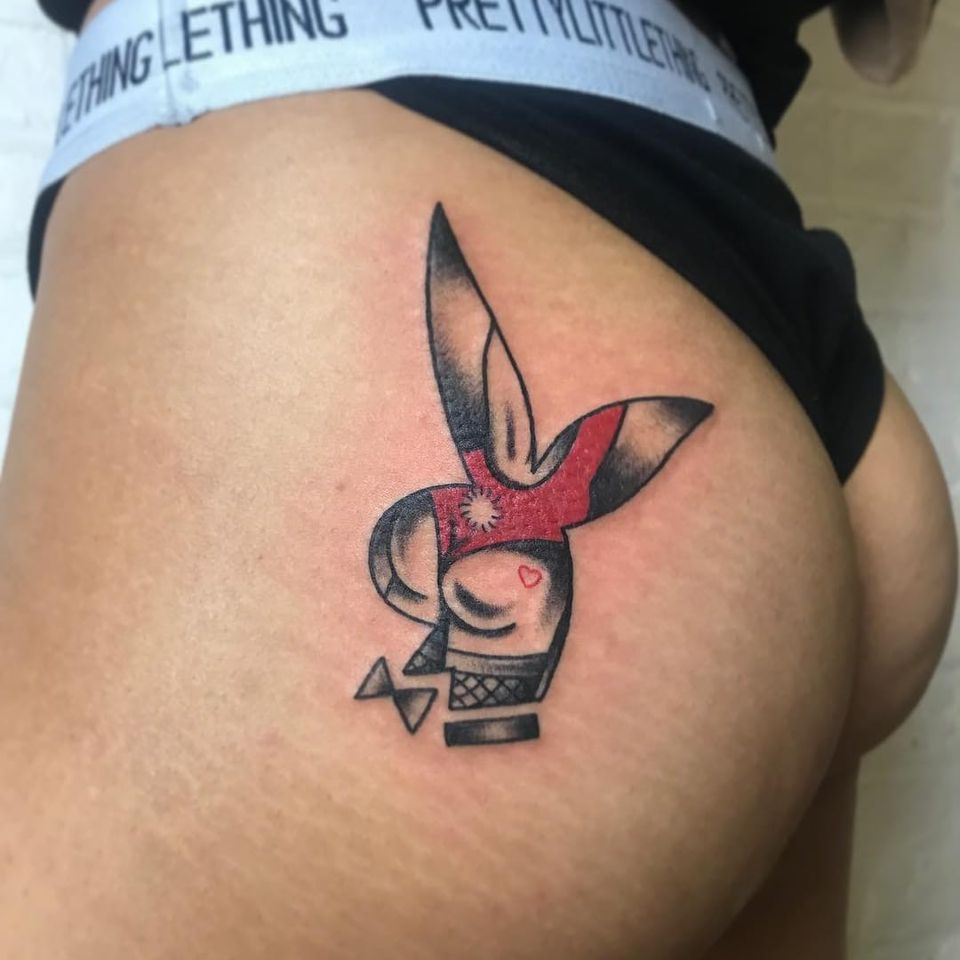 Tatuaje Girly Traditional de Courtney Lloyd #CourtneyLloyd #FemmeFatale #Traditionaltattoo #GirlyTraditional #Traditional #newschool #color #tattooartist #London #UK #playboy #heart #bunny #bum