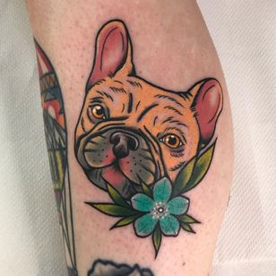 Tatuaje de retrato de mascota de Courtney Lloyd #CourtneyLloyd #FemmeFatale #Traditionaltattoo #GirlyTraditional #Traditional #newschool #color #tattooartist #London #UK #dog #petportrait #flower #floral #pug #leg
