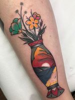 Girly Traditional tattoo by Courtney Lloyd #CourtneyLloyd #FemmeFatale #Traditionaltattoo #GirlyTraditional #Traditional #newschool #color #tattooartist #London #UK #vase #flower #floral #beach #landscape #leg