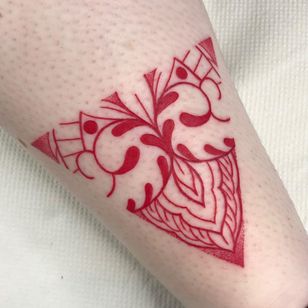 Tatuaje tradicional femenino de Courtney Lloyd #CourtneyLloyd #FemmeFatale #Traditionaltattoo #GirlyTraditional #Traditional #newschool #color #tattooartist #London #UK #linework #dotwork #redink #pattern #ornamental #floral #leg