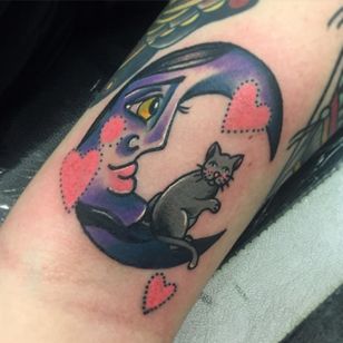 Tatuaje tradicional femenino de Courtney Lloyd #CourtneyLloyd #FemmeFatale #Traditionaltattoo #GirlyTraditional #Traditional #newschool #color #tattooartist #London #UK #moon #heart #cat #arm