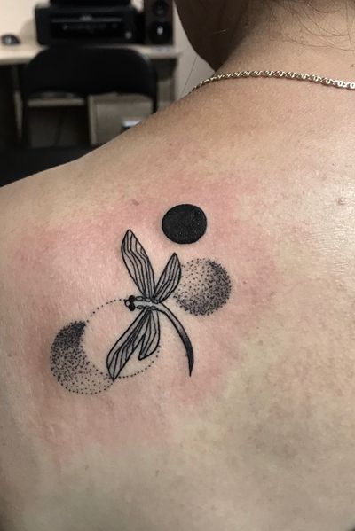 #dragonfly #dragonflytattoo #dotwork #dotworktattoo #minimal #small #smalltattoo #tattoo #ink #scapula #scapulatattoo #kwadron #kwadronneedles #kwadronpen #budapesttattoo #hungarytattoo #deadpinytattoo 👩‍👧🧚🏼‍♀️