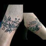 Tatuajito de hoy se fue para rojas!! #tattoo #inked #ink #inkplay #flores #flowers #brazalete #brazaletefloral #botanictattoo #whipeshading #whipeshadingtattoo #linework #black #blackwork #luchotattoo #luchotattooer #dai #pergamino #rojas 