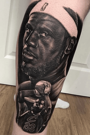 Hoops, he did it again. This legendary LeBron James portrait tattooed recently by Danny - @dannyrealistictattooing has us shooting for the stars. 🏀👣